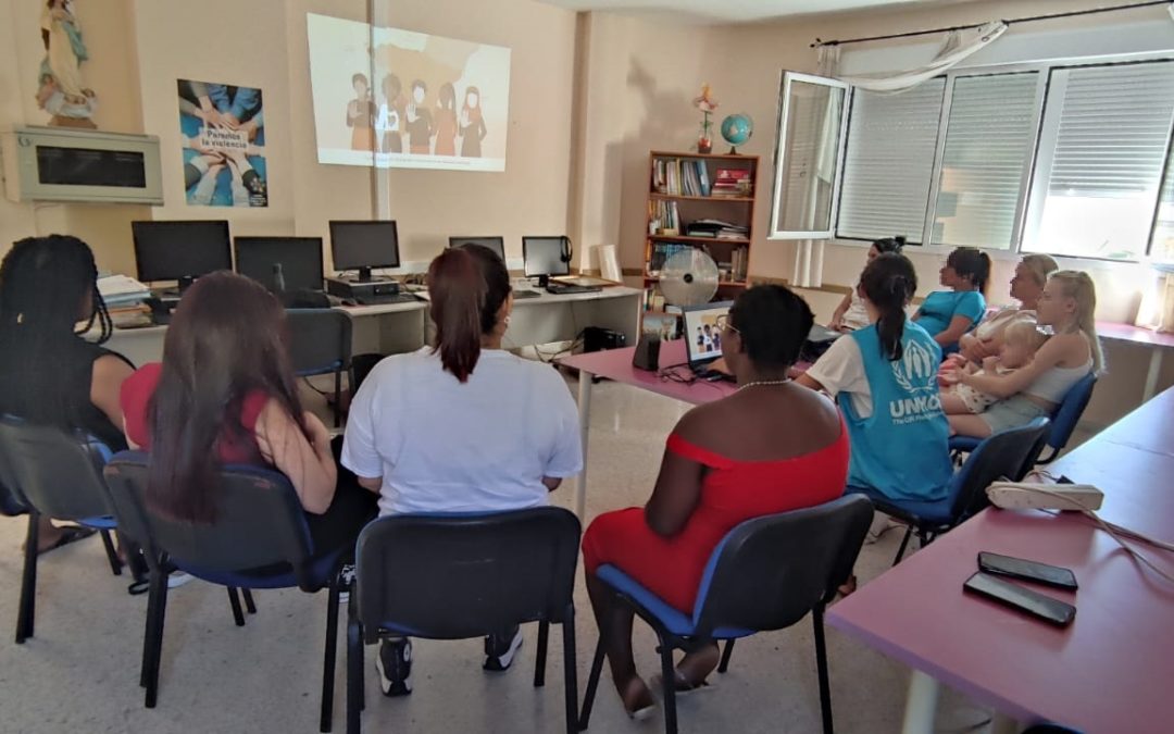 ACNUR da una formación sobre Protección Internacional a las mujeres acogidas de Adoratrices de Almería